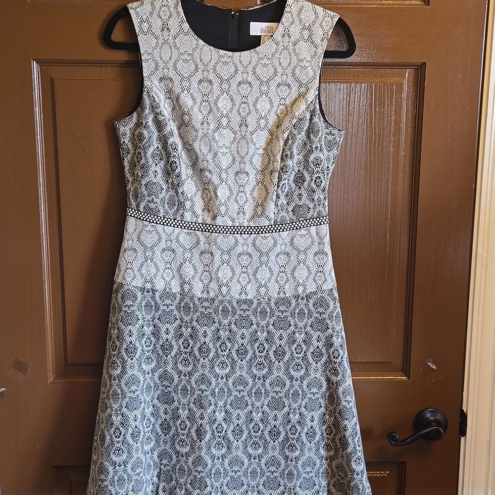 Belle Badgely Mischka-Blk/iv snake print sleeveless A line dress Sz 8.